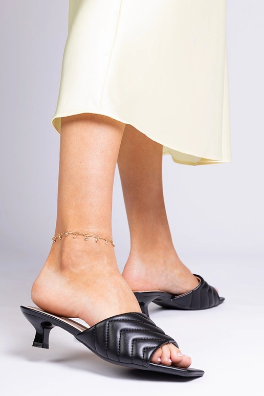 Schwarze Pantoletten mit niedrigem...