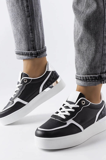 Schwarze Plateau-Sneakers...