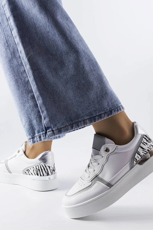 Weiße Sneaker auf der Tooele-Plattform Weiße Sneaker auf der Tooele-Plattform