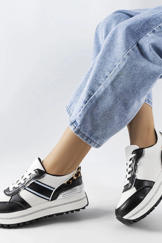 Schwarze Sneakers mit... Schwarze Sneakers mit...