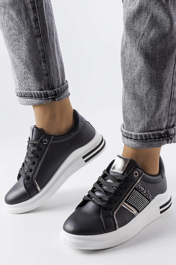 Schwarze Sneakers verziert...