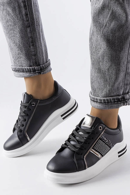 Schwarze Sneakers verziert mit... Schwarze Sneakers verziert mit...