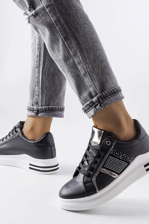 Schwarze Sneakers verziert mit... Schwarze Sneakers verziert mit...