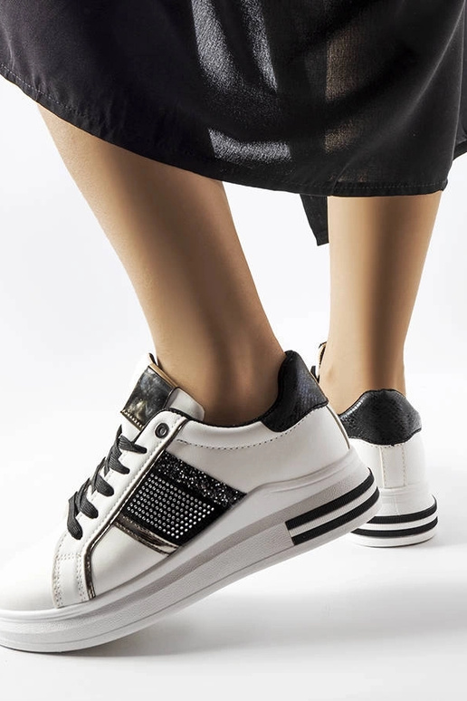 Schwarze und weiße Sneakers mit... Schwarze und weiße Sneakers mit...