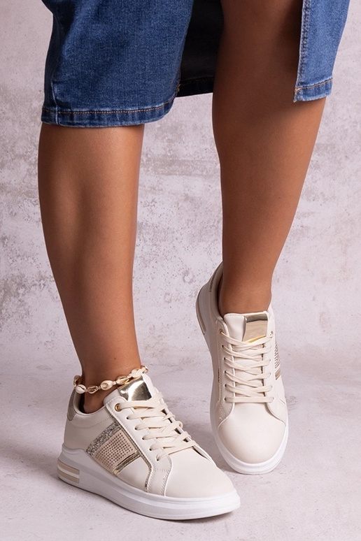 Beige Sneakers verziert mit... Beige Sneakers verziert mit...