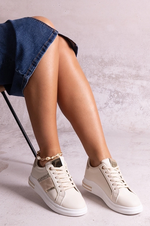 Beige Sneakers verziert mit... Beige Sneakers verziert mit...