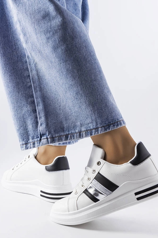 Schwarz-weiße Sportschuhe auf...