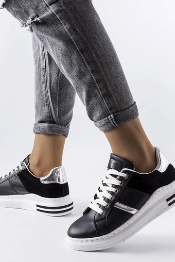 Schwarze Sneakers mit...
