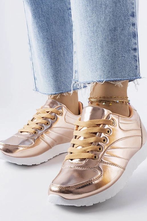 Goldene Turnschuhe von Quessy Goldene Turnschuhe von Quessy