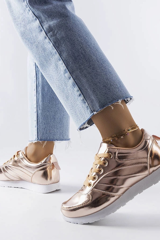 Goldene Turnschuhe von Quessy Goldene Turnschuhe von Quessy