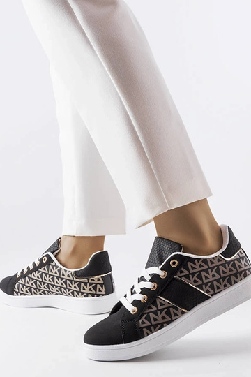 Schwarze Sneaker verziert... 2