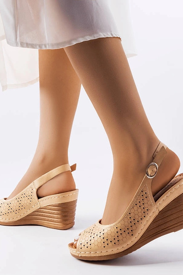 Beige durchbrochene Keilsandalen Emeral 2