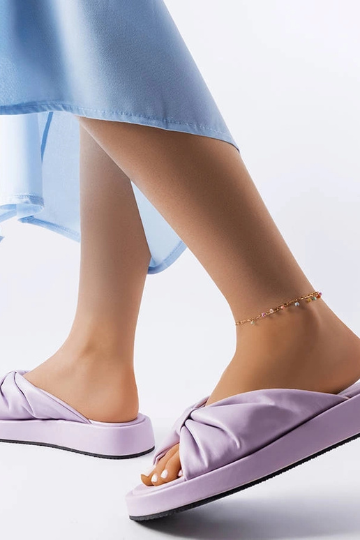 Lila Sandalen mit Keilabsatz von Hog Lila Sandalen mit Keilabsatz von Hog