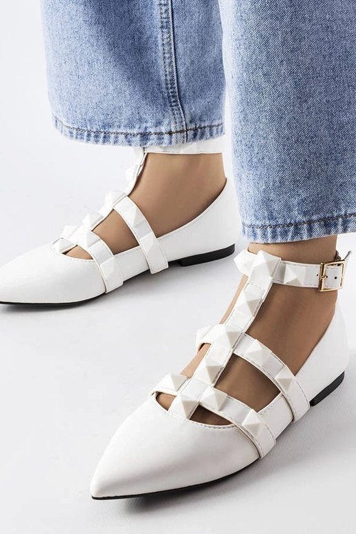 Weiße Ballerinas mit spektakulärer... Weiße Ballerinas mit spektakulärer...