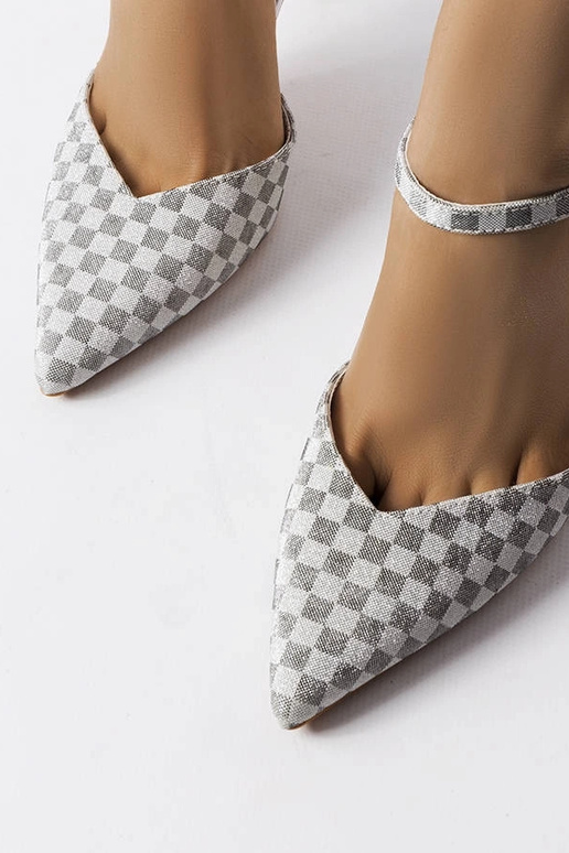 Grau glänzende Heels im... Grau glänzende Heels im...