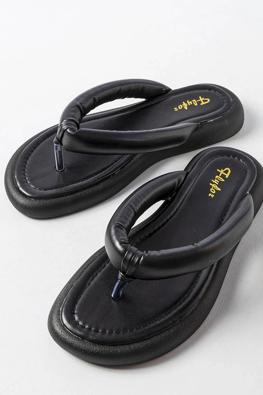 Schwarze, klobige Flip-Flops von... Schwarze, klobige Flip-Flops von...