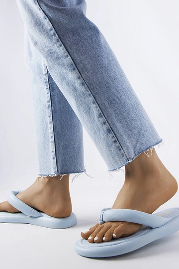 Blaue, klobige Flip-Flops... 2