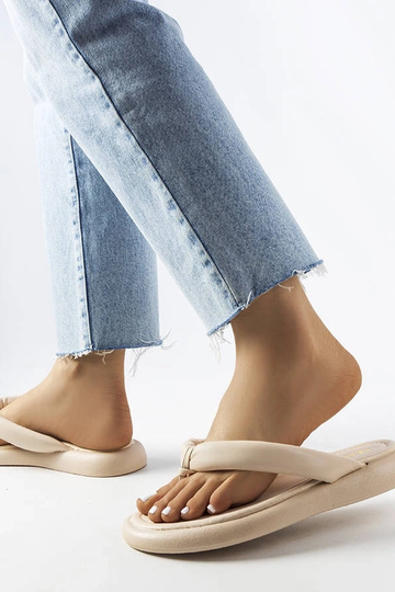 Beige, klobige Flip-Flops...