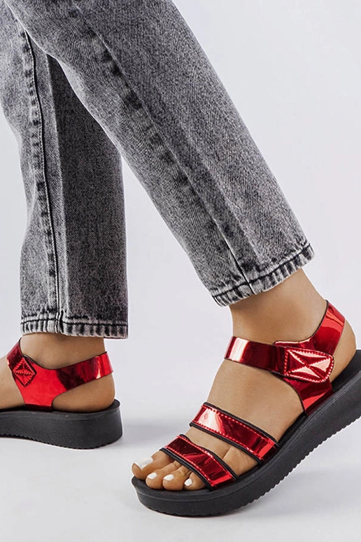 Brices Rote Lackledersandalen