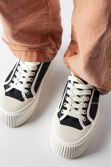 Schwarze Plateau-Sneakers...