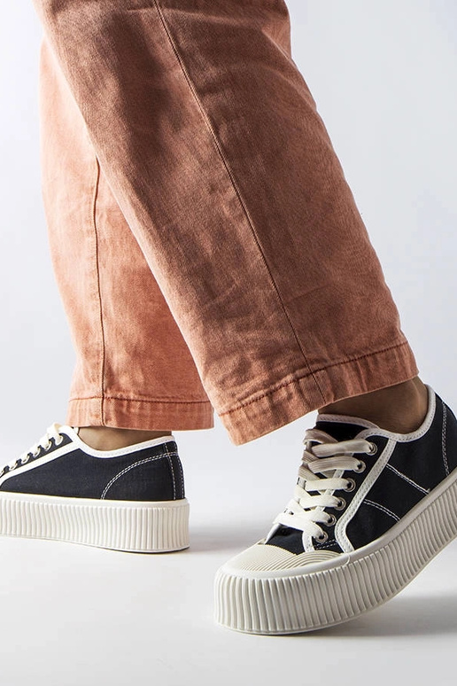 Schwarze Plateau-Sneakers von Castanthei Schwarze Plateau-Sneakers von Castanthei