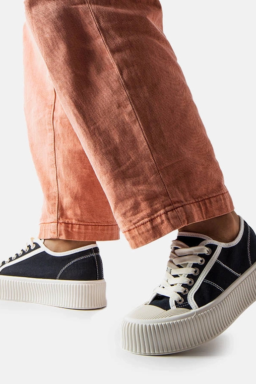 Schwarze Plateau-Sneakers von Castanthei Schwarze Plateau-Sneakers von Castanthei