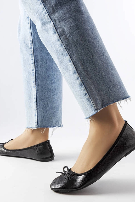 Schwarze Ballerinas mit... Schwarze Ballerinas mit...