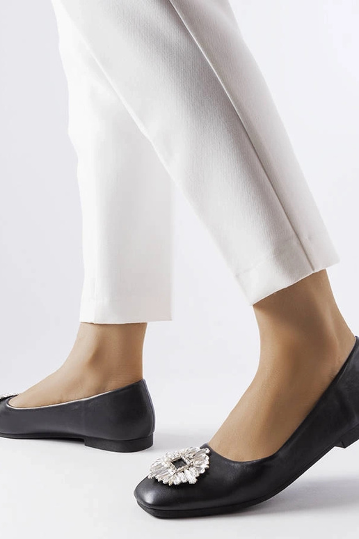 Schwarze Ballerinas mit Miren-Brosche Schwarze Ballerinas mit Miren-Brosche