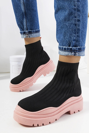 Schwarze hohe Sportschuhe,...