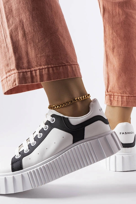 Weiße Sneaker auf der Gosselin-Plattform Weiße Sneaker auf der Gosselin-Plattform