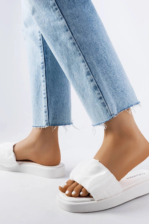 Weiße Flip-Flops mit Rüschen „Boulevard“ Weiße Flip-Flops mit Rüschen „Boulevard“