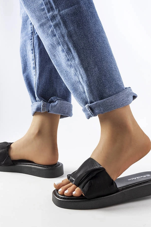 Schwarze Flip-Flops mit Rüschen... Schwarze Flip-Flops mit Rüschen...