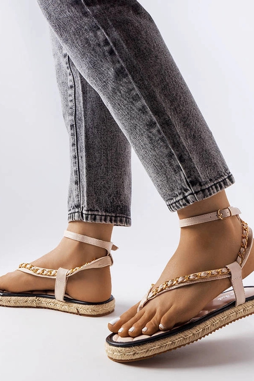 Beige Sandalen mit Kette verziert...