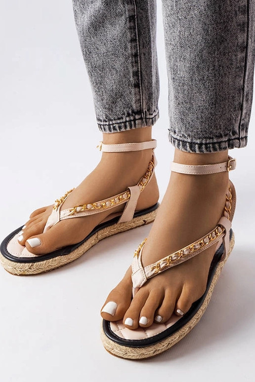 Beige Sandalen mit Kette verziert...