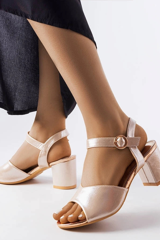 Vinceza – Goldene Sandalen mit Absatz Vinceza – Goldene Sandalen mit Absatz