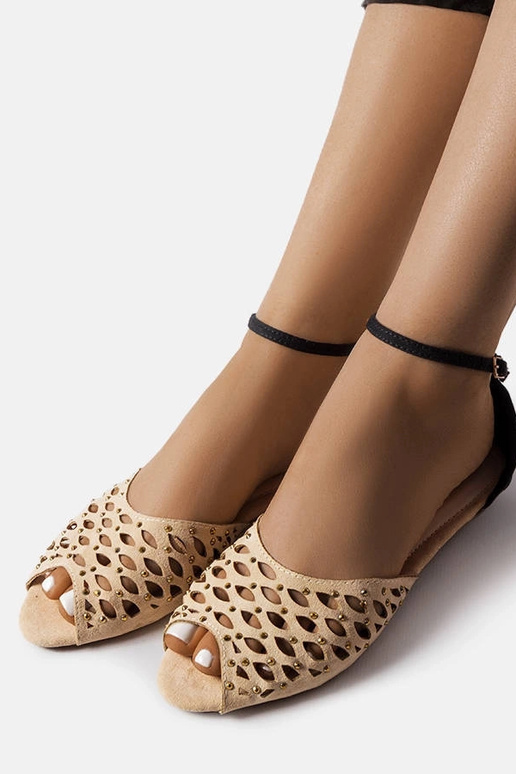 Beige durchbrochene Sandalen mit...