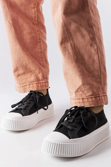 Schwarze Stoff-Sneaker auf der Mallus-Plattform