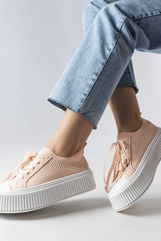 Rosa Stoff-Sneaker auf der... Rosa Stoff-Sneaker auf der...