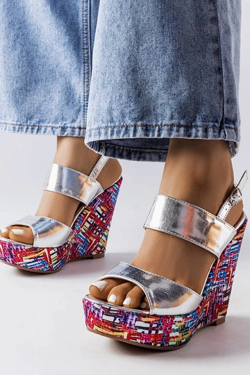 Silberne Sandalen mit verzierten Keilabsätzen von Westtide 2