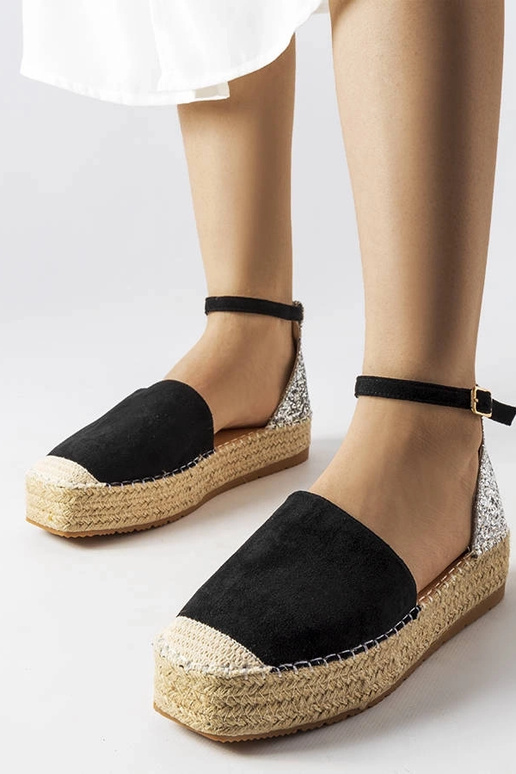 Schwarze Espadrilles mit... Schwarze Espadrilles mit...