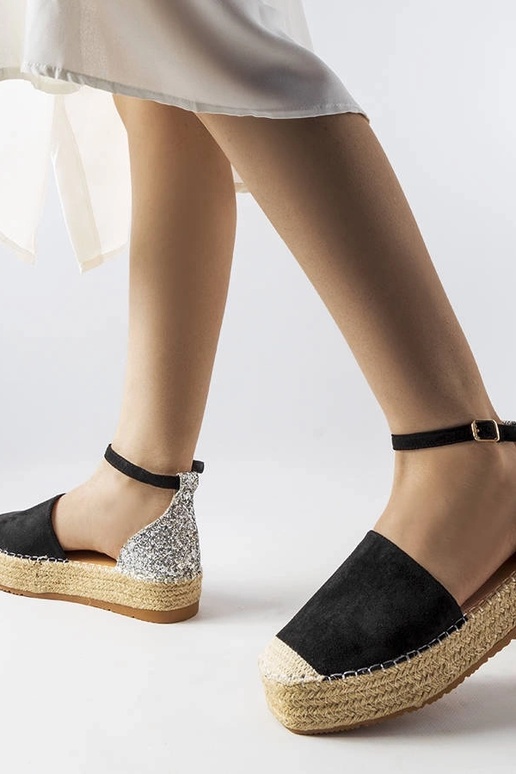 Schwarze Espadrilles mit... Schwarze Espadrilles mit...
