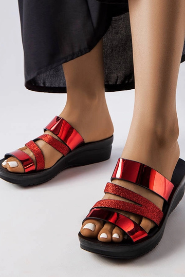 Lolas rote glänzende...