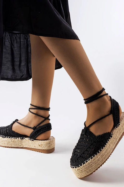 Schwarze Espadrilles zum Schnüren...