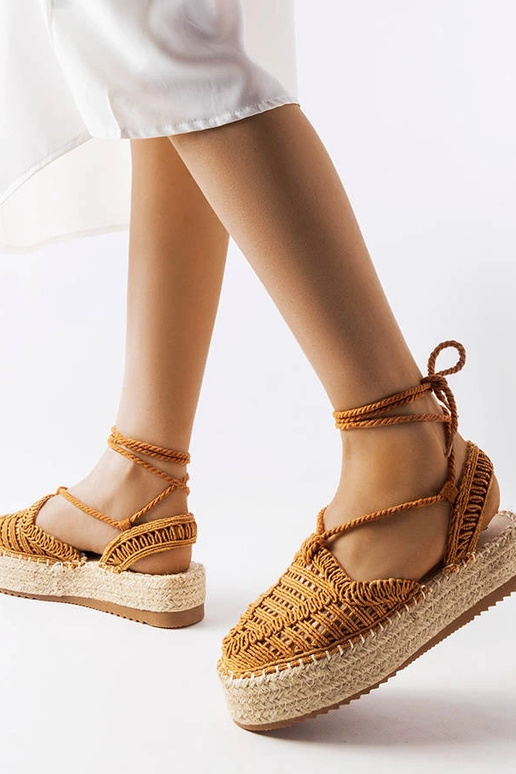 Kamelfarbene Espadrilles zum Schnüren... Kamelfarbene Espadrilles zum Schnüren...