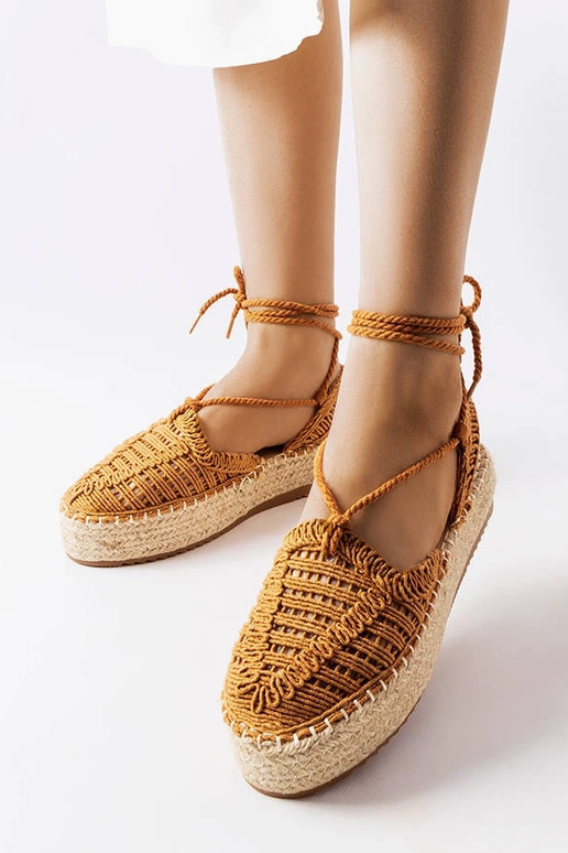 Kamelfarbene Espadrilles zum Schnüren... Kamelfarbene Espadrilles zum Schnüren...