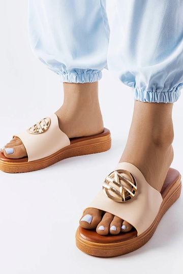 Michelle‘s beige...