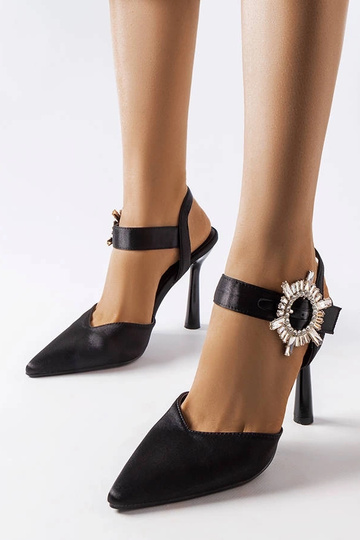 Schwarze Satin-Sandalen auf...