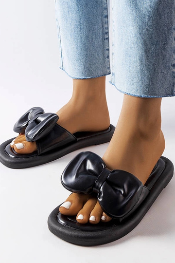 Schwarze Pantoletten mit...