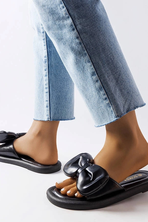 Schwarze Pantoletten mit Schleife...