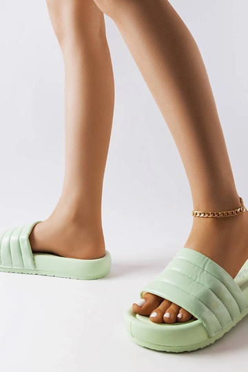 Grüne Flip-Flops mit Dorene-Steppung verziert